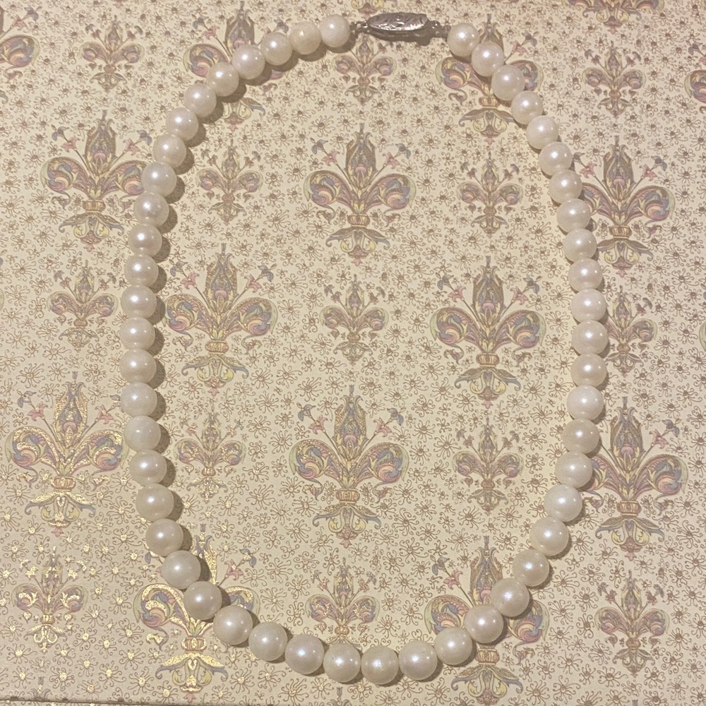 Elegant White Pearl Choker